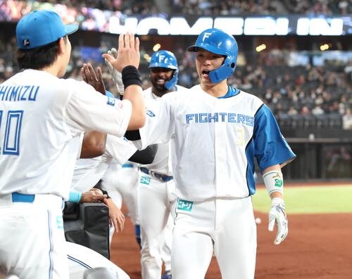 日本ハム対楽天　2回に2点本塁打を放ちナインに出迎えられる郡司裕也(撮影･黒川智章)