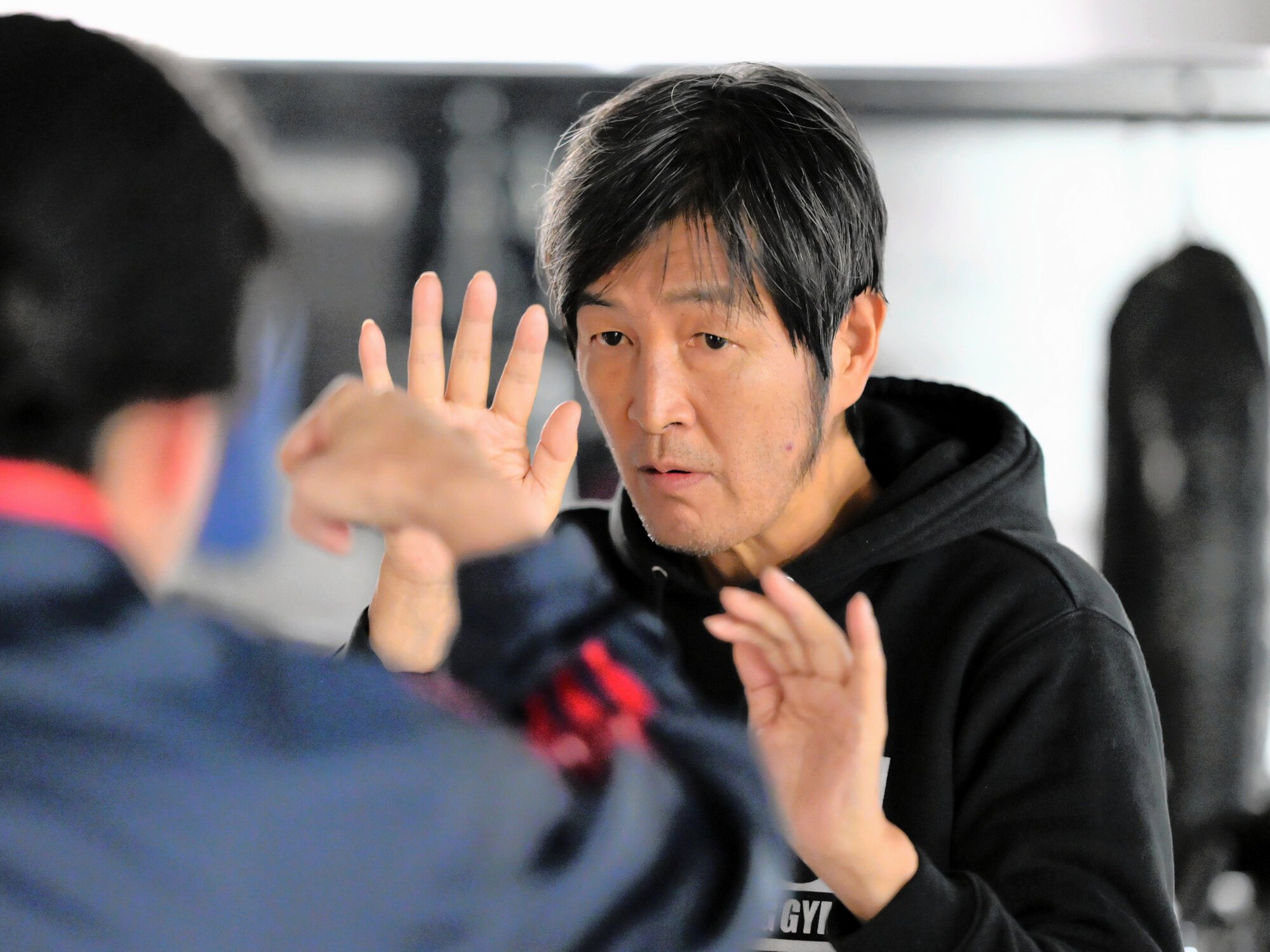 自身のジムで練習生の相手をする井岡弘樹さん=大阪市