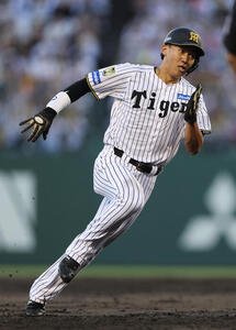 阪神対中日　2回裏阪神無死一、二塁、伏見寅威の左前打で三進する二走立石正広(撮影･前田充)＝2026年5月19日