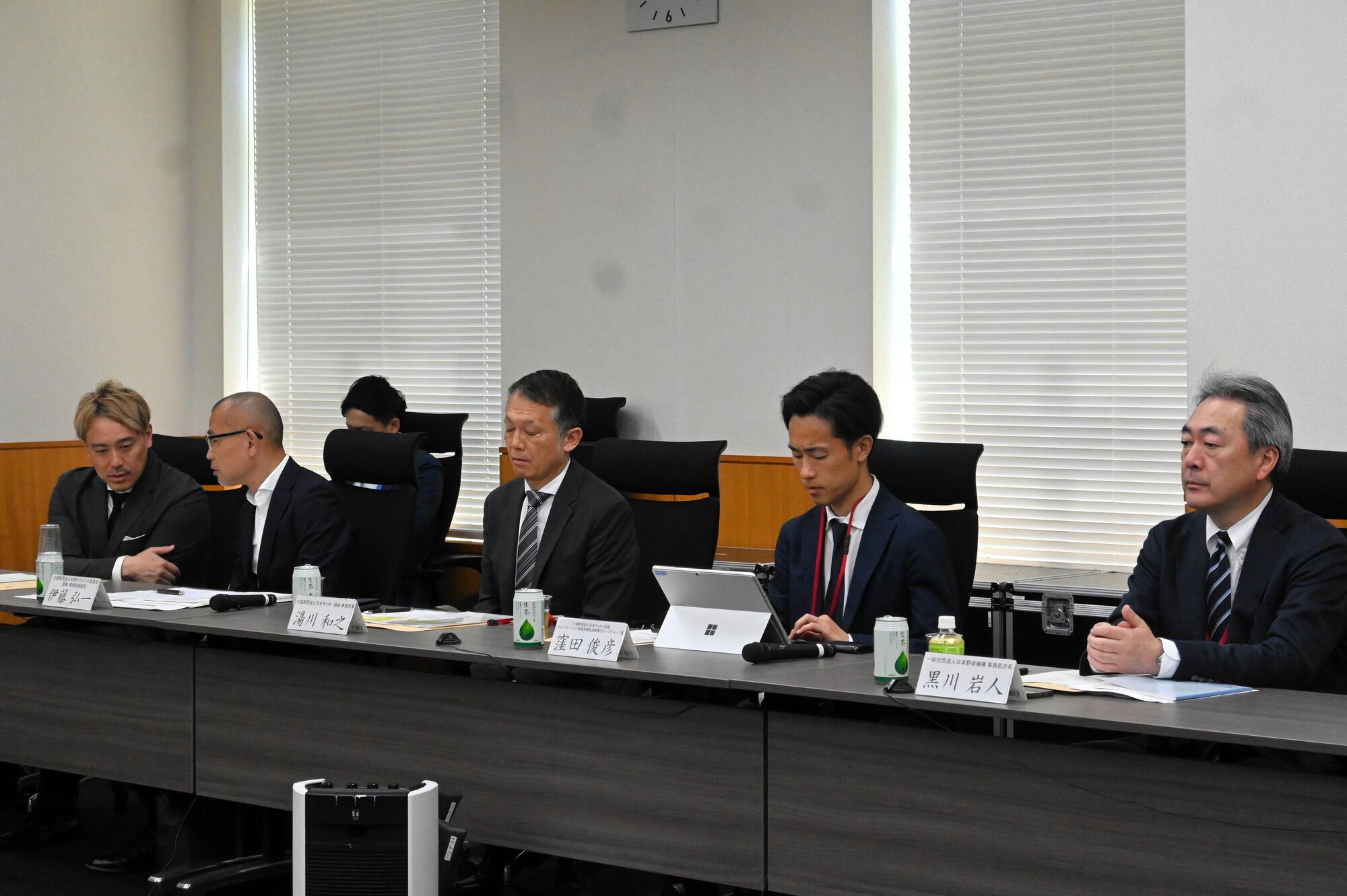 ｢スポーツを観る機会の確保及びスポーツ放映に関する検討会｣の初会合に参加した日本オリンピック委員会、日本サッカー協会、日本野球機構の関係者