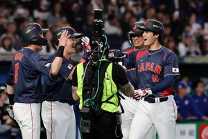 今年のWBCでの日本―台湾戦。二回表日本1死満塁、満塁本塁打を放ち生還した大谷翔平を撮影する中継カメラ=2026年3月6日、東京ドーム、友永翔大撮影