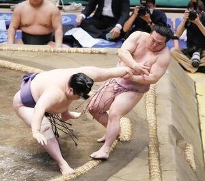 大相撲夏場所11日目　風賢央(左)は炎鵬を押し倒しで下す(撮影･小沢裕)　＝2026年5月20日