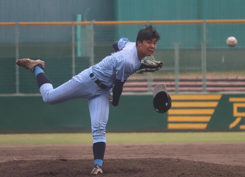 びわこ成蹊スポーツ大対明治国際医療大　8回に登板し三者凡退に抑えたびわこ成蹊スポーツ大･小松