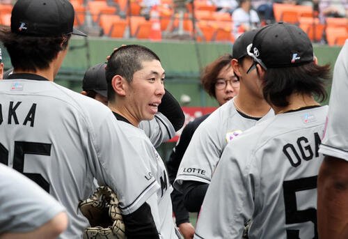 西武対ロッテ　試合前円陣で声出しするロッテ寺地隆成(撮影･浅見桂子)