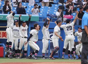 東都大学野球　国学院大対青学大　5回表国学院大1死満塁、石野蓮授の満塁本塁打に喜ぶ国学院大ナイン(撮影･柴田隆二)