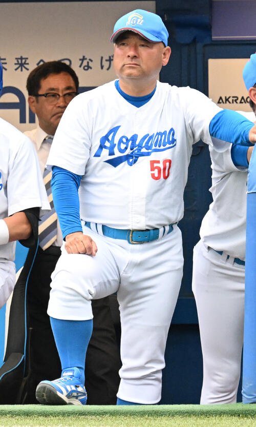国学院大対青学大　青学大･ベンチから戦況を見つめる青学大･安藤寧則監督(撮影･千葉一成