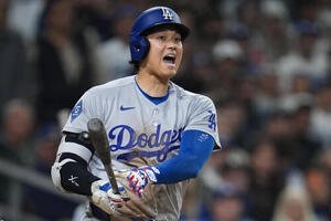 8回、ファウルボールを打った後、叫ぶドジャース大谷翔平(AP)