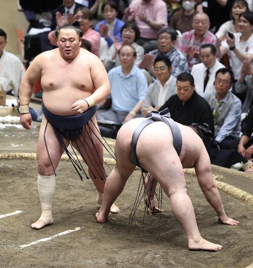 大相撲夏場所　11日目　金峰山(右)を突き落としで破る玉鷲(撮影･河田真司)