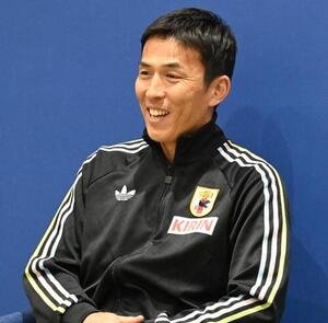 取材に応じる日本代表の長谷部誠コーチ