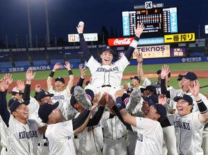 東都大学野球　国学院大対青学大　優勝した国学院大ナインは石野蓮授を胴上げする(撮影･柴田隆二)