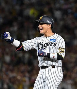 阪神対中日　8回裏阪神2死一、三塁、同点適時打を放った木浪聖也はガッツポーズ(撮影･上田博志)