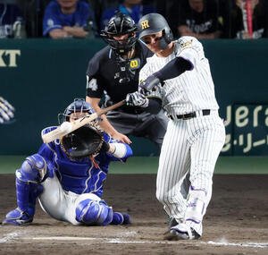 阪神対中日　9回裏阪神無死、森下翔太は左越えサヨナラ本塁打を放つ(撮影･加藤哉)