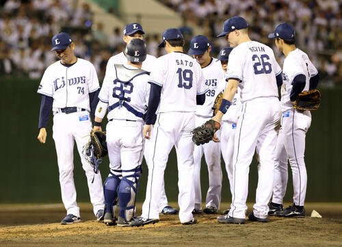 西武対ロッテ　9回表ロッテ2死一、三塁、投手交代を告げ、マウンドから引き揚げる西口文也監督(左)(撮影･浅見桂子)