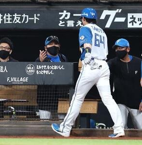 日本ハム対楽天　2回裏、生還した田宮裕涼を出迎える新庄剛志監督(撮影･黒川智章)＝2026年5月20日