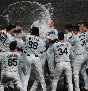 セ･リーグ11回戦　阪神対中日　9回裏阪神無死、森下翔太はサヨナラ本塁打を放ち仲間からウオーターシャワーの祝福を受ける(撮影･上山淳一)