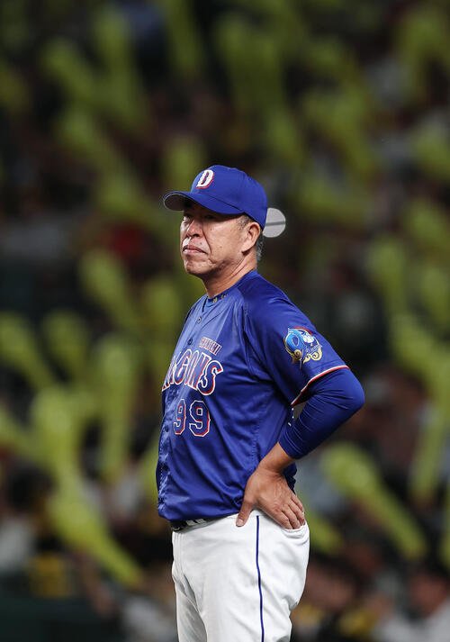 阪神対中日　7回表を終え、選手交代告げる中日井上一樹監督(撮影･前田充)