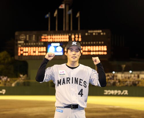 西武対ロッテ　スクイズを決めたロッテ友杉篤輝は、笑顔でガッツポーズ(撮影･浅見桂子)