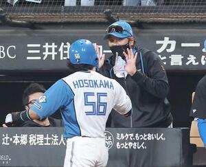 日本ハム対楽天　6回裏、2点本塁打を放った細川凌平を出迎える新庄剛志監督(撮影･黒川智章)