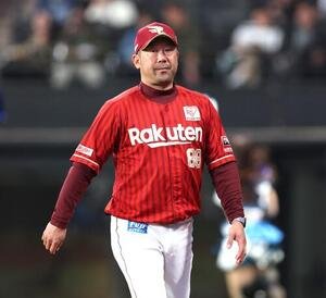 日本ハム対楽天　選手交代を告げる三木肇監督(撮影･黒川智章)＝2026年5月20日