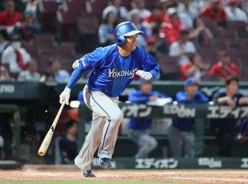広島対DeNA 3回表DeNA2死二、三塁、勝又温史は先制右前2点適時打を放つ(撮影･加藤孝規)