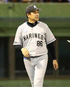 西武対ロッテ　9回裏西武の攻撃前、選手交代を告げ引き揚げるサブロー監督(撮影･浅見桂子)