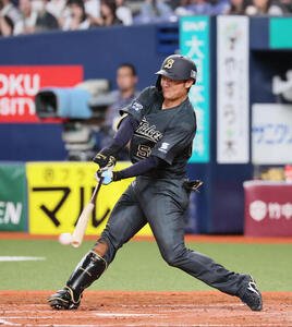 オリックス対ソフトバンク　3回裏オリックス1死一、二塁、山中稜真は右翼へ適時打を放つ(撮影･宮崎幸一)