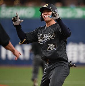 オリックス対ソフトバンク　3回裏オリックス1死一、二塁、右前適時打を放った山中稜真はポーズを決める(撮影･和賀正仁)