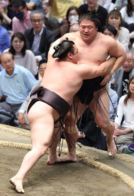 霧島(左)は若隆景を寄り切りで破る＝いずれも日刊スポーツ