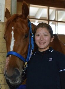ジュウリョクピエロと今村聖奈騎手＝滋賀県栗東市の栗東トレーニング･センター