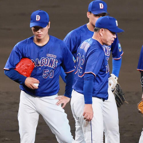 セ･リーグ11回戦　阪神対中日　8回裏阪神2死一、三塁、代打木浪聖也に適時打を打たれた清水達也(左)を交代させる井上一樹監督(手前)(撮影･上山淳一)＝2026年5月20日