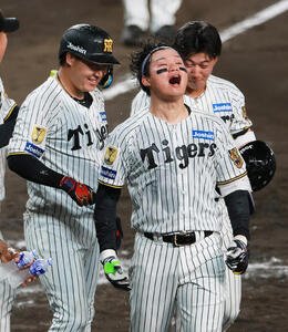セ･リーグ11回戦　阪神対中日　9回裏阪神無死、森下翔太(手前)はサヨナラソロ本塁打を放ち歓喜する。左は大山悠輔、右は立石正広(撮影･上山淳一)
