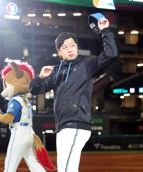 日本ハム対楽天　試合後、スタンドに向かって手を振る堀瑞輝(撮影･黒川智章)