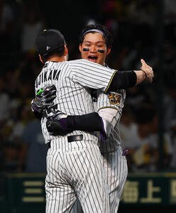 阪神対中日　9回裏阪神無死、サヨナラ本塁打を放った森下翔太(右)は藤川球児監督と抱き合って喜ぶ(撮影･上田博志)