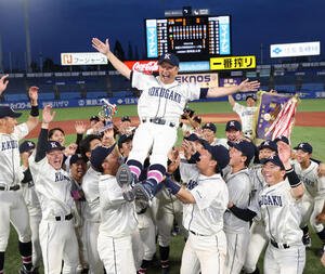 東都大学野球　国学院大対青学大　優勝した国学院大ナインは鳥山泰孝監督を胴上げする(撮影･柴田隆二)(＝2026年5月20日)