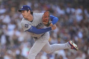 パドレス戦で力投するドジャース大谷翔平(AP)
