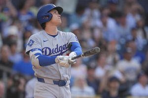 パドレス戦1回、先頭打者ホームランを放つドジャース大谷翔平(AP)
