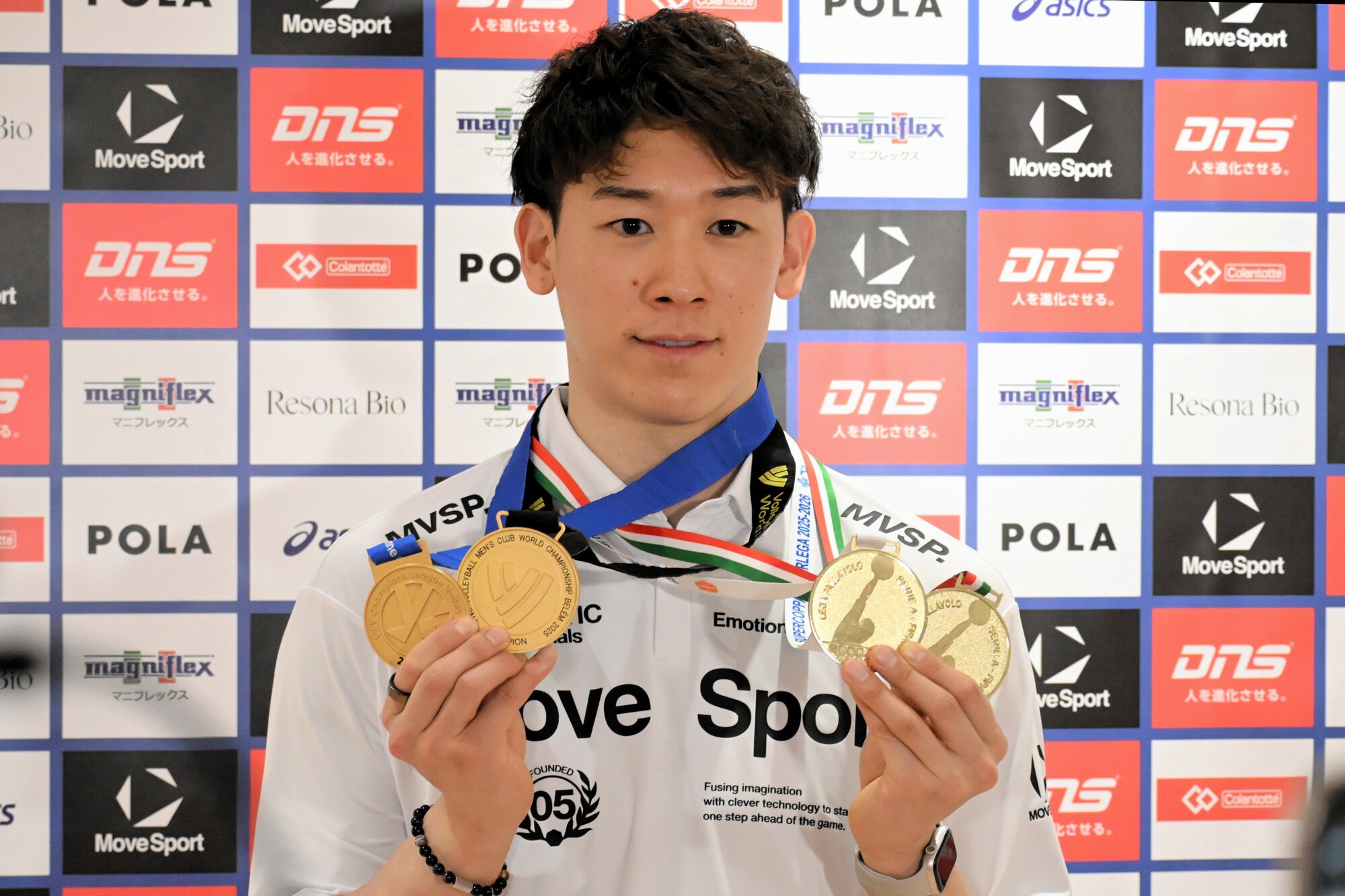 今シーズン獲得した四つのメダルを持つ石川祐希=東京都大田区