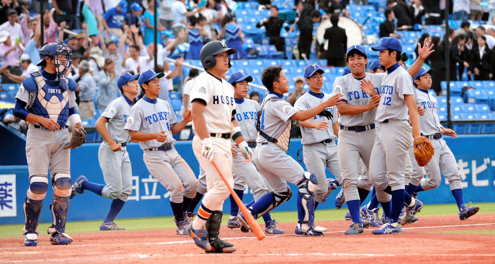 2015年春のリーグ戦で法大に勝ち、連敗を94で止めた東大の選手たち=2015年5月