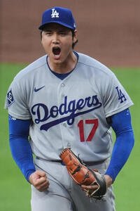 5回のピンチを無失点に抑え吠えるドジャース大谷(AP)