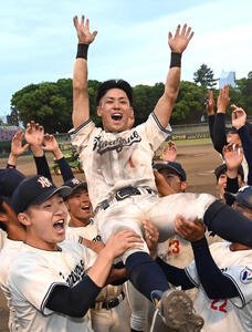 佛教大対花園大学　優勝を決め胴上げされる花園大の川崎壮志主将(2026年5月20日撮影)