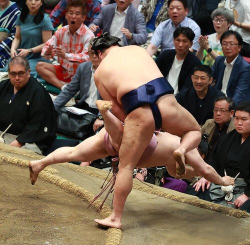 炎鵬(右)を上手投げで破る羽出山(撮影･中島郁夫)
