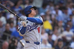 パドレス戦1回、先頭打者ホームランを放つドジャース大谷翔平(AP)