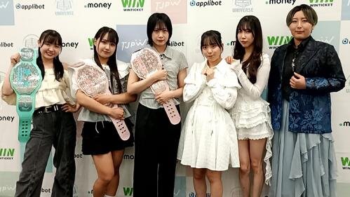 会見に出席した(左から)鈴芽、渡辺未詩、辰巳リカ、高見汐珠、瑞希、桐生真弥