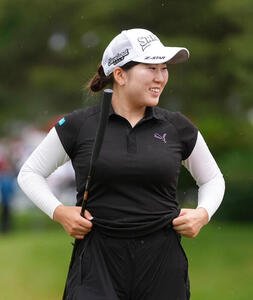 ブリヂストンレディスオープン第1日　4アンダーでホールアウトし笑顔を見せる藤本愛菜　(撮影･足立雅史)