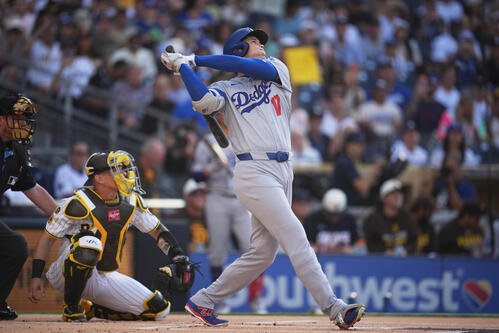 パドレス戦1回、先頭打者ホームランを放つドジャース大谷翔平(AP)