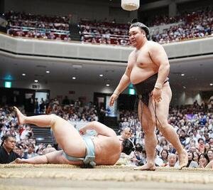 霧島(右)は琴勝峰をはたき込みで下す(撮影･小沢裕)