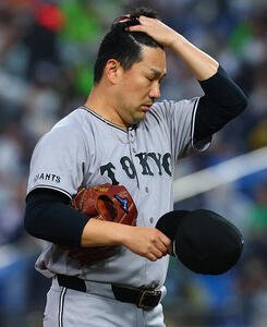 ヤクルト対巨人　1回裏に2失点し、渋い表情でベンチに戻る巨人先発の田中将大(撮影･野上伸悟)＝2026年5月21日