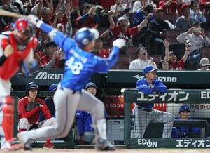 広島対DeNA 9回表DeNA2死、成瀬脩人の三振で試合終了。ベンチのDeNA相川亮二監督(撮影･加藤孝規)