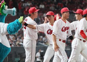 広島対DeNA　ナインを迎える新井貴浩監督(撮影･加藤孝規)