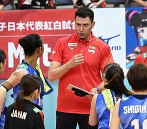 第3セット、選手に指示する女子日本代表チームのフェルハト･アクバシュ監督(撮影･千葉一成)